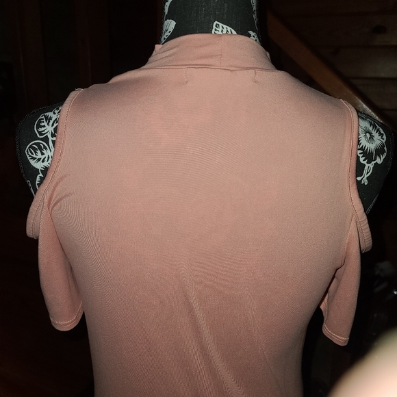 Low-cut pink shirt with the shoulders cut out - Picture 5 of 6